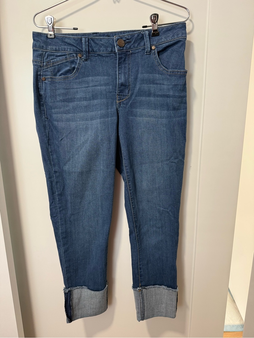 1822 Denim Cropped Ankle Jeans in Medium Blue
